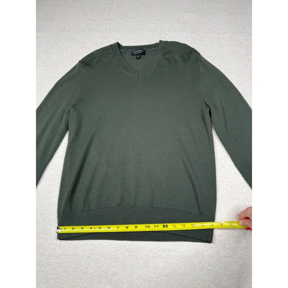 Banana Republic 100% Merino Wool Sweater Men's M Green V-Neck Lightweight